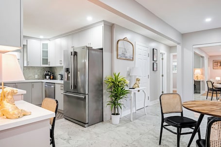 Fridge, microwave, oven, stovetop. Charming Erin Country House near downtown