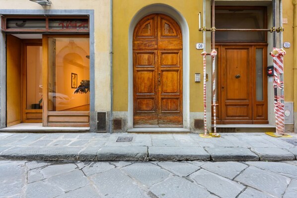 Exterior detail - Santa Croce's Vintage by MMega (Firenze)