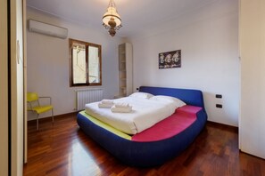 1 slaapkamer, een strijkplank/strijkijzer, wifi, beddengoed