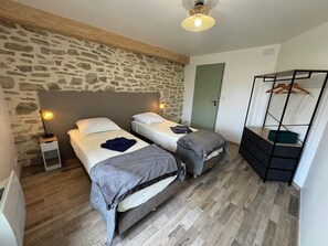 3 bedrooms, iron/ironing board, bed sheets