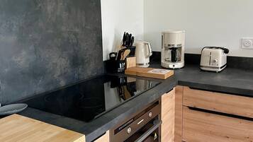 Réfrigérateur, micro-ondes, four, plaque de cuisson