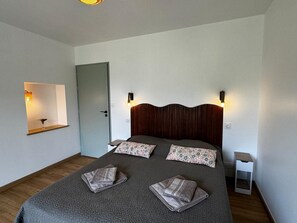 3 quartos, ferros/tábuas de passar roupa, roupa de cama