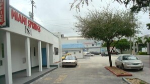 Un edificio con un cartel que dice "MIAMI SPRINGS".