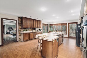 Private kitchen - Cozy 3-bedroom cabin in lovely New Albany with WiFi, AC (New Albany)