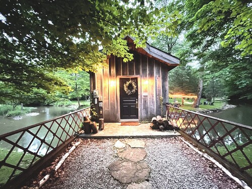 Cozy 3-bedroom cabin in lovely New Albany with WiFi, AC
