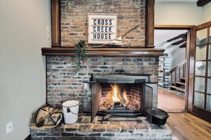 Interior - Cozy 3-bedroom cabin in lovely New Albany with WiFi, AC (New Albany)