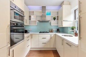 Private kitchen - Cosy Secure 2-BR near Borough Mkt! Private Parking (London)