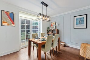 Dining - Cosy Secure 2-BR near Borough Mkt! Private Parking (London)