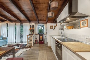 Fridge, microwave, oven, stovetop - Holiday Home 'Casa Palmera - Private Paradise' with Sea View, Terrace & Wi-Fi (Tacoronte)