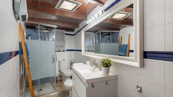 Een douche, een haardroger, handdoeken