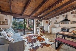 TV, fireplace, DVD player, stereo - Holiday Home 'Casa Palmera - Private Paradise' with Sea View, Terrace & Wi-Fi (Tacoronte)