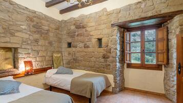 5 bedrooms, iron/ironing board, free WiFi, bed sheets