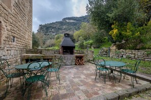 Outdoor dining - Country House 'Mas Vinyoles' with Mountain View, Private Pool and Wi-Fi (Centelles)