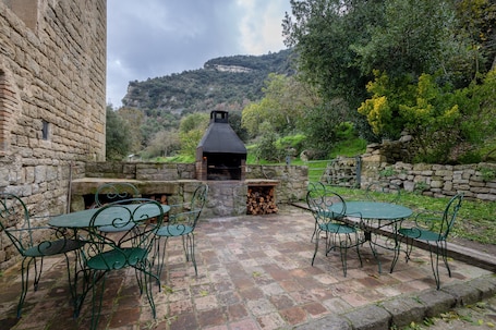 Outdoor dining. Country House 'Mas Vinyoles' with Mountain View, Private Pool and Wi-Fi