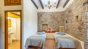 5 bedrooms, iron/ironing board, free WiFi, bed sheets