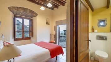 5 bedrooms, iron/ironing board, free WiFi, bed sheets