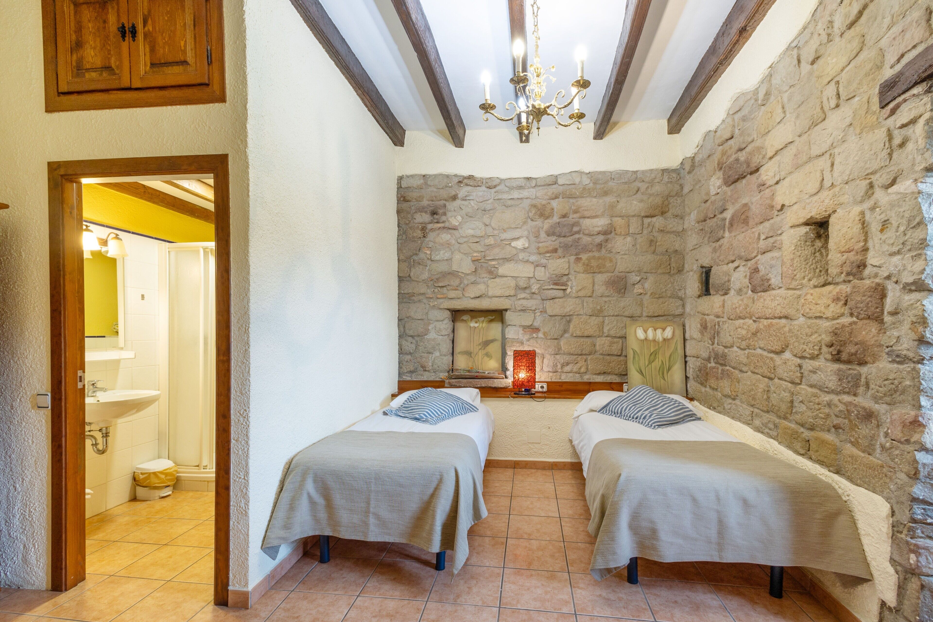 5 bedrooms, iron/ironing board, free WiFi, bed sheets