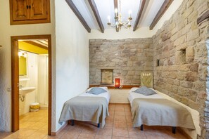 5 quartos, ferros/tábuas de passar roupa, Wi-Fi de cortesia