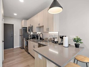 Kühlschrank, Mikrowelle, Ofen, Herdplatte