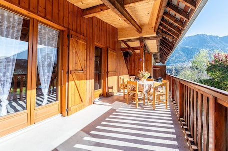 Outdoor dining. Cottage 'La Sambuy' with Mountain View and Shared Garden
