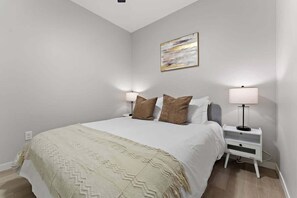 2 bedrooms, iron/ironing board, WiFi, bed sheets - Downtown 2-Bed with Rooftop & Gym (Minneapolis)