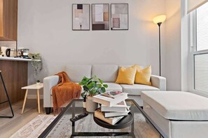 TV, offices - Downtown 2-Bed with Rooftop & Gym (Minneapolis)