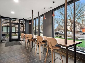 Dining - Downtown 2-Bed with Rooftop & Gym (Minneapolis)