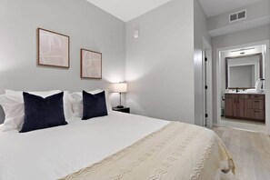 2 habitaciones, tabla de planchar con plancha, wifi y ropa de cama 