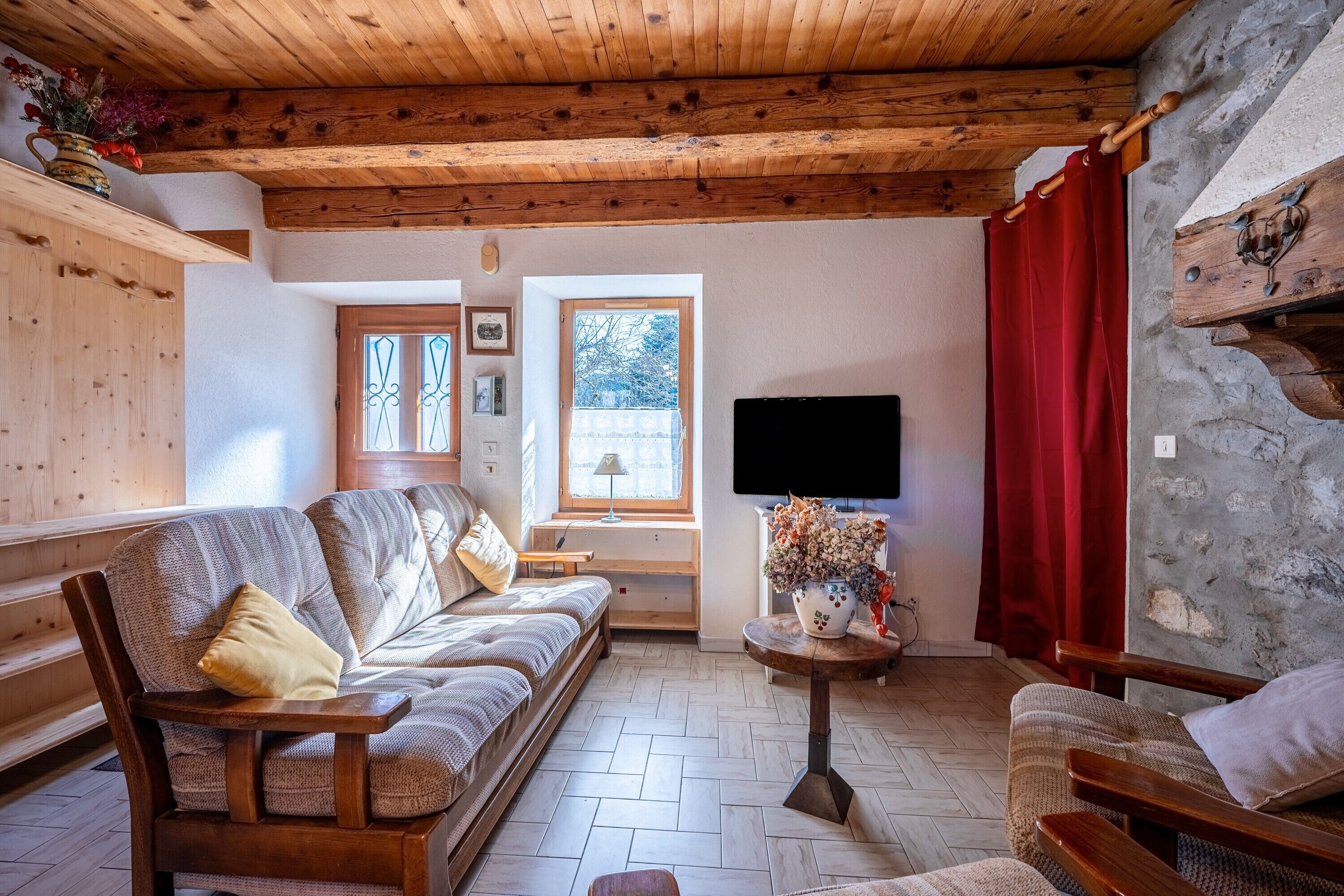 Een televisie en een open haard