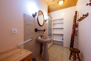 Douche, sèche-cheveux