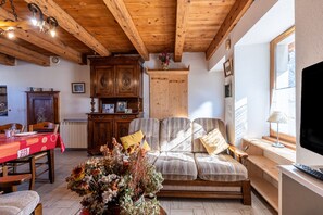 Televisión y chimenea 