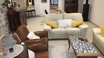 TV, caminetto, lettore DVD, impianto stereo
