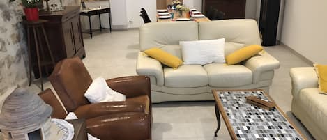 Televisión, chimenea, reproductor de DVD y estéreo