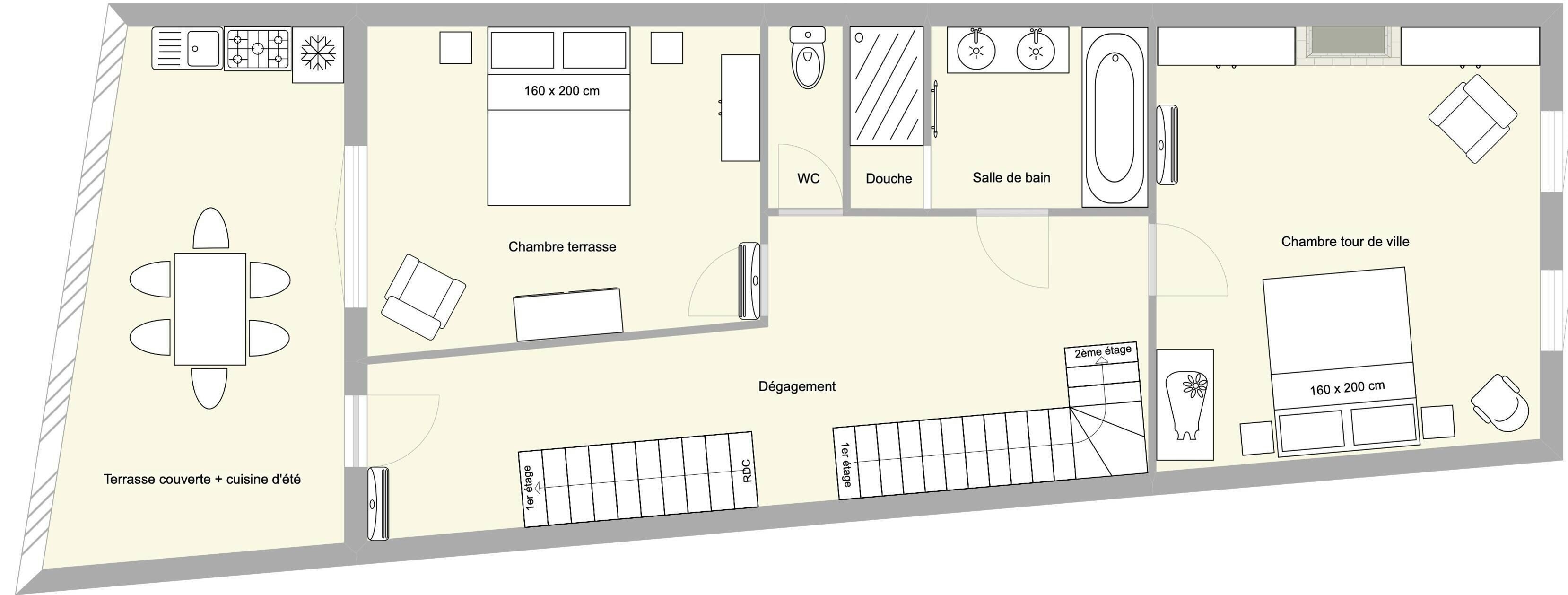 Grundriss mit überdachter Terrasse, WC, Dusche und Essbereich.