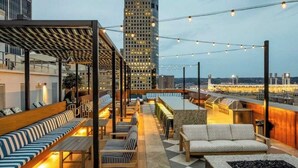 Outdoor dining - Luxe Studio with Rooftop Pool (Cincinnati)