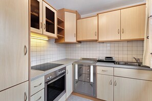 Een koelkast, een magnetron, een oven, een kookplaat