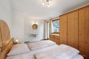 2 slaapkamers, een strijkplank/strijkijzer, gratis wifi, beddengoed