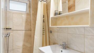 Dusche, Haartrockner, Handtücher