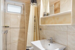Shower, hair dryer, towels - Apartment 'Two-Bedroom  No 1' with Sea View, Wi-Fi and Air Conditioning (Panormos Kalymnos)