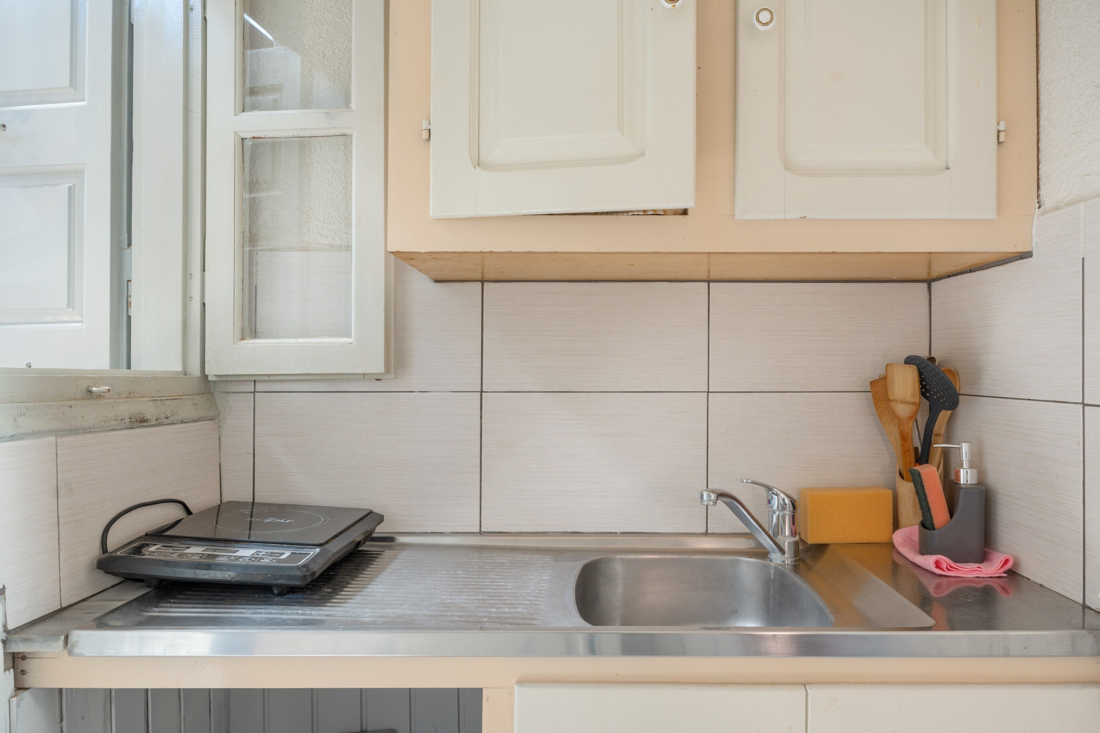 Kühlschrank, Mikrowelle, Herdplatte, Wasserkocher mit Kaffee-/Teezubehör