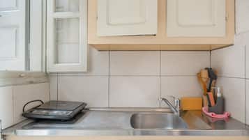 Kühlschrank, Mikrowelle, Herdplatte, Wasserkocher mit Kaffee-/Teezubehör