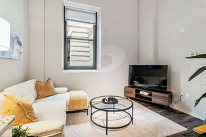 Televisión y oficina 