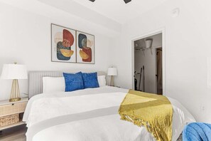 2 bedrooms, iron/ironing board, travel crib, WiFi - Modern Apt with Rooftop & Skyline Views (Minneapolis)