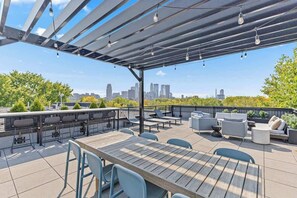 Outdoor dining - Modern Apt with Rooftop & Skyline Views (Minneapolis)