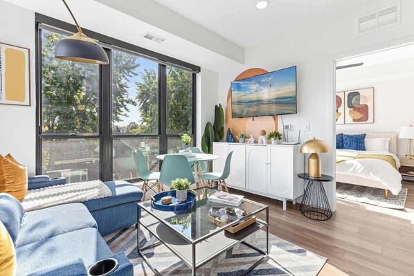 TV, offices - Modern Apt with Rooftop & Skyline Views (Minneapolis)
