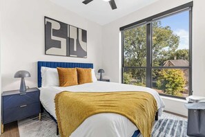 2 bedrooms, iron/ironing board, travel cot, WiFi - Modern Apt with Rooftop & Skyline Views (Minneapolis)