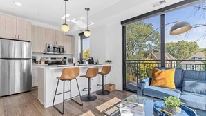Coffee/tea maker, fridge, microwave, oven - Modern Apt with Rooftop & Skyline Views (Minneapolis)
