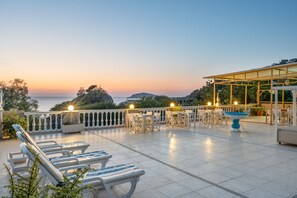 Outdoor dining - Studio Apartment 'Single' with Sea View, Wi-Fi and Air Conditioning (Panormos Kalymnos)