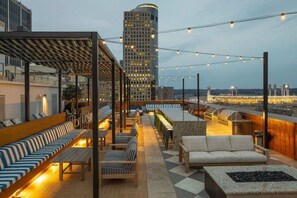 Outdoor dining - OTR Stadium Loft with Pool & Gym (Cincinnati)