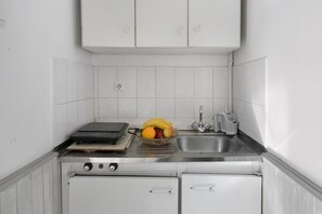 Réfrigérateur, micro-ondes, plaque de cuisson, cafetière/bouilloire